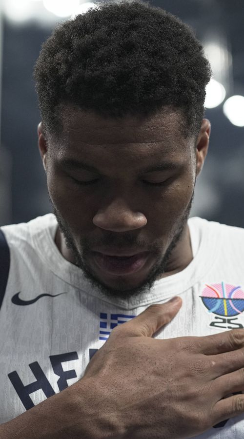 Μία εικόνα, χίλιες λέξεις: Η φωτογραφία της FIBA με Γιάννη και Όσμαν που σχολιάστηκε όσο καμία άλλη (pic)