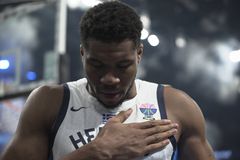 Μία εικόνα, χίλιες λέξεις: Η φωτογραφία της FIBA με Γιάννη και Όσμαν που σχολιάστηκε όσο καμία άλλη (pic)