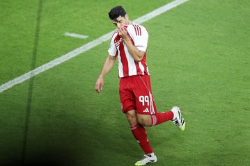 Ο Ταρέμι άνοιξε λογαριασμό με τον Ολυμπιακό και φίλησε το σήμα στη φανέλα