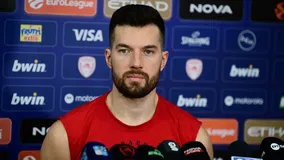 Πίτερς: «Δεν καταλαβαίνω αυτούς που παραπονιούνται για το πρόγραμμα, γι' αυτό πληρωνόμαστε» (vid)