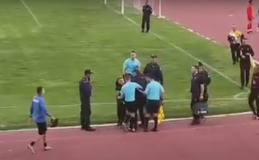 Ο Αλέξης Κούγιας προσπάθησε να κατεβάσει το σορτσάκι του διαιτητή (vid)