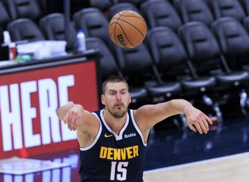 Ασταμάτητος Γιόκιτς οδήγησε τους Νάγκετς στη νίκη με 130-116 επί των Κλίπερς