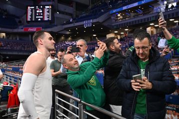 Φίλοι του Παναθηναϊκού φωτογραφήθηκαν και τα είπαν σε καλό κλίμα με τον Χεζόνια (pics)