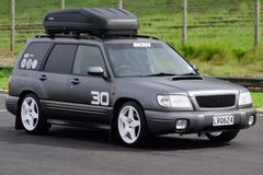 Ο Λίαμ Λώσον αποχωρίζεται το Subaru Forester του για φιλανθρωπικούς λόγους