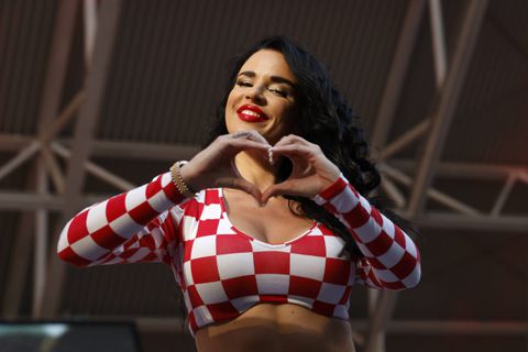 Η πιο σέξι οπαδός του Μουντιάλ έγινε DJ στην έρημο και τα... «κατέβασε» όλα