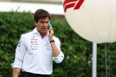 Προς πώληση μικρού μεριδίου της Mercedes από τον Βολφ