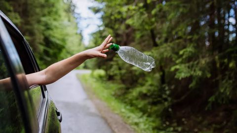 Νέος ΚΟΚ: Βαριές καμπάνες για όσους πετούν σκουπίδια από το αυτοκίνητο