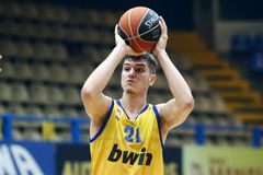 Επέστρεψε με μάσκα ο Γκιουζέλης στο Περιστέρι