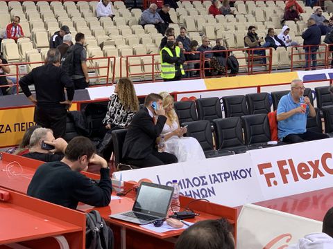 Ολυμπιακός - Φενέρ: Νεόνυμφοι ξεκίνησαν τον έγγαμο βίο τους από το ΣΕΦ! (pic & vid)