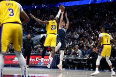 Επική μονομαχία Ντόντσιτς με ΛεΜπρόν στη νίκη των Μάβερικς - Οι Σανς χωρίς τον Ντουράντ επικράτησαν των Ουόριορς (vids)