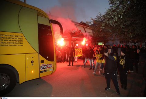 Χαμός στην υποδοχή της αποστολής της ΑΕΚ και στην Λαμία