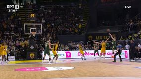 ΑΕΚ - Παναθηναϊκός | Ο Τολιόπουλος τελειώνει το τέλειο «πράσινο» ημίχρονο με τρίποντο με ταμπλό!