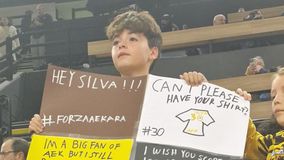 Μικρός φίλος της ΑΕΚ ζήτησε από τον Σίλβα τη φανέλα του και... νίκη! (pic)