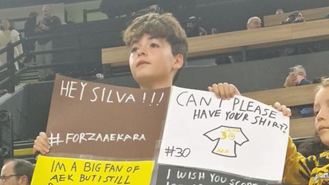 Μικρός φίλος της ΑΕΚ ζήτησε από τον Σίλβα τη φανέλα του και... νίκη! (pic)