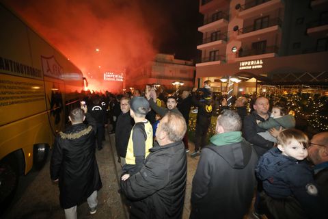 Χαμός στο Αγρίνιο στην υποδοχή της αποστολή της ΑΕΚ (vid)