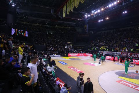 Αναστάτωση στη SUNEL Arena: Φίλαθλος λιποθύμησε κατά τη διάρκεια του αγώνα ΑΕΚ - Παναθηναϊκός