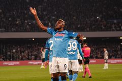 Βίκτορ Oσίμεν: Ο «μαχητής» της ζωής που καθάριζε λούκια στους δρόμους έκανε το ποδόσφαιρο να υποκλιθεί ξανά! (vids)