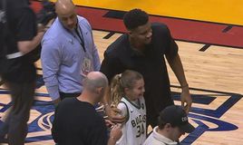 Ο Γιάννης Αντετοκούνμπο υπέγραψε σε φανέλα κοριτσιού κι εκείνο ούρλιαζε απ' τη χαρά του (vid)