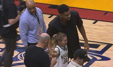 Ο Γιάννης Αντετοκούνμπο υπέγραψε σε φανέλα κοριτσιού κι εκείνο ούρλιαζε απ' τη χαρά του (vid)