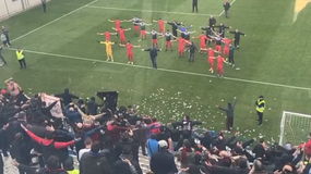 Ένας υπέροχος κόσμος: Οπαδοί της Παναχαϊκής γίνονται ένα με την ομάδα παρά το 0-3 από την Κηφισιά (vid)