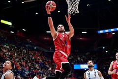 Η Αρμάνι τα... χρειάστηκε αλλά επικράτησε της Τορτόνα στο «Φόρουμ»