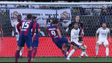 «Πυροβολεί» ο Λεβαντόφσκι για το 2-1 της Μπαρτσελόνα