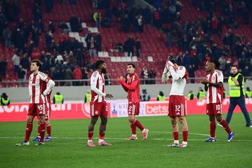 Αποθέωση παρά τον αποκλεισμό στους παίκτες του Ολυμπιακού