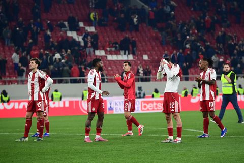 Αποθέωση παρά τον αποκλεισμό στους παίκτες του Ολυμπιακού