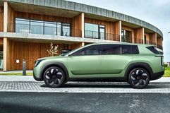 Η νέα ναυαρχίδα της Skoda είναι ηλεκτρική και ονομάζεται Peaq (+video)