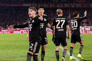 Ανατροπή και νίκη για την Μπάγερν στην Κολωνία - Η Βόλφσμπουργκ του βασικού Κουλιεράκη «λύγισε» την Ζανκτ Πάουλι του Σάλιακα