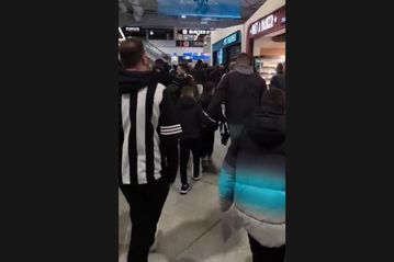 Φίλοι του ΠΑΟΚ αποθέωσαν την αποστολή στο «Ελ. Βενιζέλος»