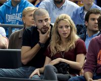 Σάλος με τον Πικέ: Το βίντεο που αφήνει τα παιδιά στη βροχή και φεύγει με το πορτ μπαγκάζ ανοιχτό