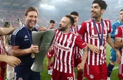 Ο Πέδρο Μαρτίνς συζητάει με ομάδα της Premier League