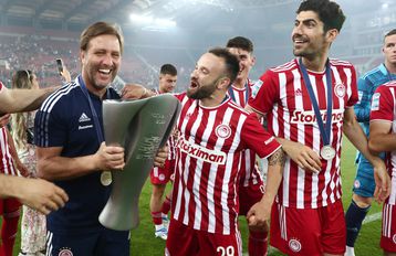 Ο Πέδρο Μαρτίνς συζητάει με ομάδα της Premier League