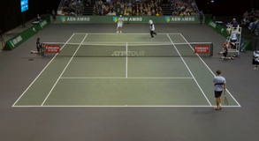 Συμβαίνουν κι αυτά: Τύπος με στολή πάντα εισέβαλε σε ματς τένις στο Ρότερνταμ! (vid)