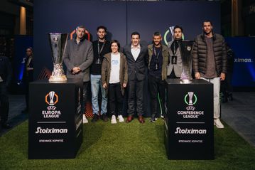 Τα εμβληματικά τρόπαια των UEFA Europa League™ και UEFA Conference League™ ήρθαν στην Αθήνα, σε μια μοναδική εκδήλωση της Stoiximan
