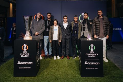 Τα εμβληματικά τρόπαια των UEFA Europa League™ και UEFA Conference League™ ήρθαν στην Αθήνα, σε μια μοναδική εκδήλωση της Stoiximan