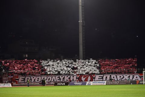 Βροντερό παρών στη Λιβαδειά από τους φίλους του Ολυμπιακού - Εντυπωσιακή ατμόσφαιρα (pics)