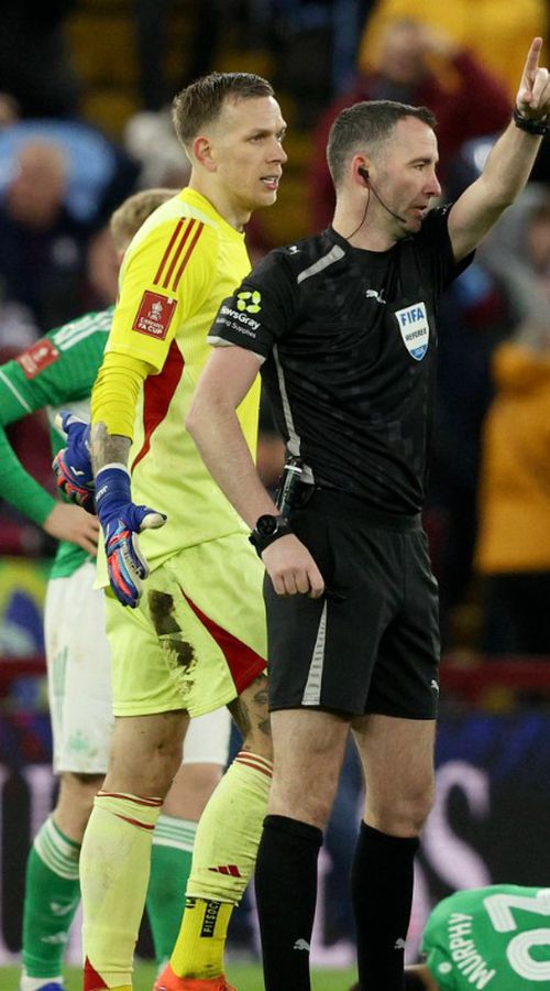 Δεν πέτυχε τίποτα: Ο Κάβανα «χάρισε» κόκκινη στον Ντιν, δεν έδωσε πέναλτι και δεν είδε οφσάιντ στο γκολ της Βίλα