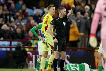 Δεν πέτυχε τίποτα: Ο Κάβανα «χάρισε» κόκκινη στον Ντιν, δεν έδωσε πέναλτι και δεν είδε οφσάιντ στο γκολ της Βίλα