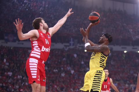 Χέιζ-Ντέιβις vs. Βεζένκοφ: Ποιος κρατάει τελικά τον κρυπτονίτη