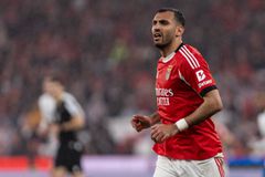 Έξαλλος ο Παυλίδης με τον αγωνιστικό χώρο στο ματς της Μπενφίκα: «Δεν μας επέτρεψε να παίξουμε»