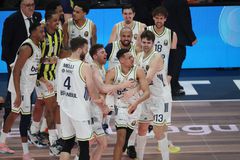 Η απάντηση της συζύγου του Μπόλντουιν για την ένταση στο Telekom Center Athens (pic)