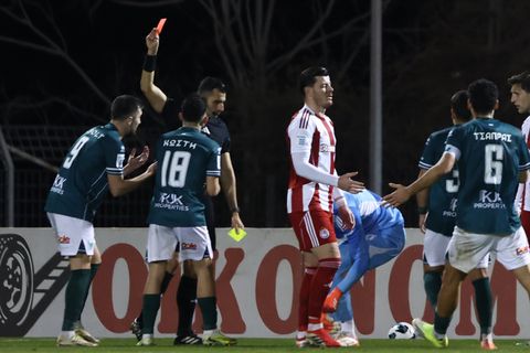 Ο Όζμπολτ δέχτηκε δύο κίτρινες μέσα σε λίγα δευτερόλεπτα και άφησε με δέκα τον Λεβαδειακό κόντρα στον Ολυμπιακό (Vid)