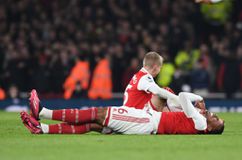 Άρωμα... Ελλάδας στο Emirates: Η διαρροή στην οροφή του σταδίου έτρεψε σε φυγή τους οπαδούς της Άρσεναλ (vid)