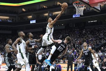 Σαν σίφουνας επέστρεψε ο Αντετοκούνμπο και με 46 πόντους διέλυσε τους Κινγκς