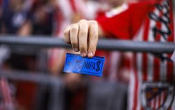 Πέταξαν χαρτονομίσματα με «Barca Mafia» οι οπαδοί της Μπιλμπάο