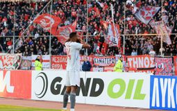 «Βάφεται» ξανά κόκκινος ο Βόλος, χιλιάδες οπαδοί του Ολυμπιακού στο Πανθεσσαλικό