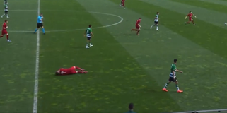 Κατέρρευσε στο γήπεδο πιτσιρικάς της Λίβερπουλ σε ματς Youth League! (vids)