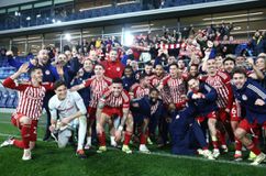 Παράνοια στη Σερβία: Οπαδοί και παίκτες πανηγύρισαν παρέα την ιστορική πρόκριση του Ολυμπιακού (gallery)